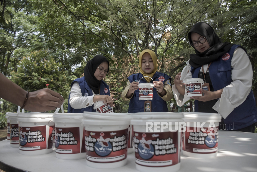 Petugas dari Dinas Kesehatan (Dinkes) Kota Bandung memeriksa ember berisi pakan dan telur nyamuk yang sudah disuntikkan bakteri Wolbachia.