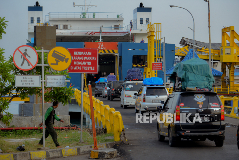 Kendaraan pemudik antre saat menaiki kapal di Dermaga 5 Pelabuhan Merak, Cilegon, Banten, Rabu (19/4/2023). 
