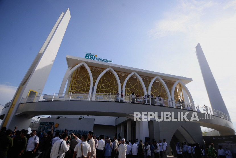 Suasana Masjid BSI Bakauheni saat peresmiannya di kawasan Bakauheni Harbour City, Lampung, Sabtu (18/3/2023). PT Bank Syariah Indonesia Tbk (BSI) membangun Masjid BSI Bakauheni berkapasitas 2.000 jamaah sebagai salah satu upaya Kementerian BUMN dan BSI dalam mendorong pariwisata di Sumatera khususnya Provinsi Lampung.