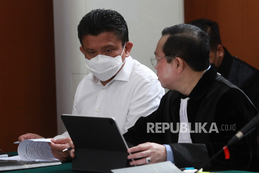 Terdakwa Ferdy Sambo (kiri) didampingi penasehat hukumnya. PN Jaksel memastikan akan memperpanjang masa penahanan Ferdy Sambo.