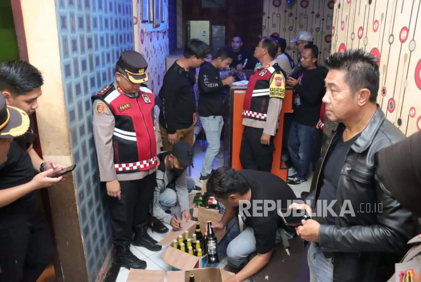 Kapolres Indramayu, AKBP M Fahri Siregar memimpin KRYD Skala Besar dan menemukan tempat hiburan malam melanggar aturan, Jumat (22/3/2024). 
