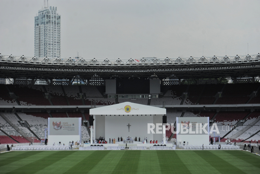 Suasana Stadion Utama Gelora Bung Karno (SUGBK) menjelang misa akbar yang dipimpin Paus Fransiskus di Jakarta, Rabu (4/9/2024). 