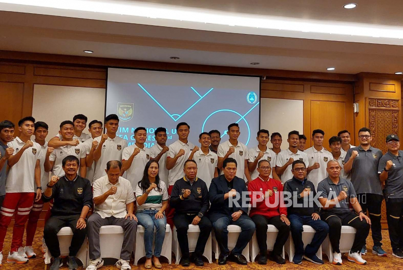 Pertemuan Ketum PSSI Erick Thohir dan jajaran pengurus dengan 20 pemain Timnas Indonesia U-22 di Hotal Sultan, Jakarta, Jumat (21/4/2023).