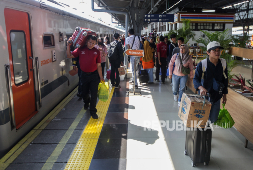 Sejumlah penumpang kereta api berjalan keluar setibanya di Stasiun Pasar Senen, Jakarta Pusat, Sabtu (13/4/2024). 