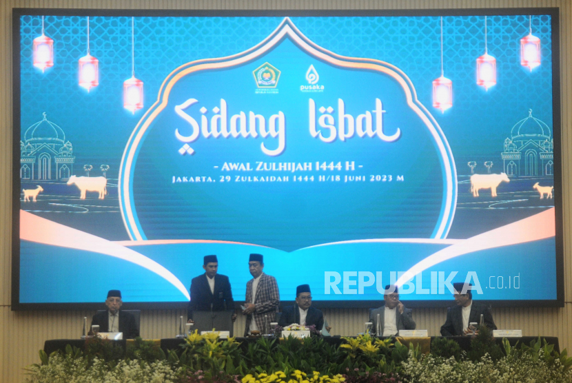 Wakil Menteri Agama Zainut Tauhid Saadi (ketiga kanan) bersama Ketua MUI KH Abdullah Jaidi (kiri), Ketua Komisi VIII DPR Ashabul Khafi (ketiga kiri), Dirjen Bimas Islam Kementerian Agama Kamaruddin Amin (kedua kanan) dan Imam Besar Masjid Istiqlal Nasaruddin Umar (kanan) bersiap memulai sidang isbat di Jakarta, Ahad (18/6/2023). Pemerintah menetapkan Hari Raya Iduladha 1444 Hijriyah jatuh pada Kamis (29/6/2023), berdasarkan pemantauan atau rukyatul hilal yang dilaksanakan pada 99 titik di Indonesia.