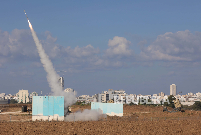 Serangan balasan Iron Dome di Ashdod menyusul peluncuran roket dari Gaza, 07 Oktober 2023. 
