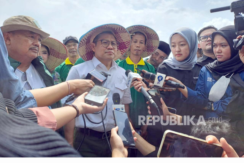 Cawapres nomor urut 1 Muhaimin Iskandar saat melakukan kegiatan kampanye di wilayah Sumerejo, Geger, Madiun, Jawa Timur, Sabtu (30/12/2023). 