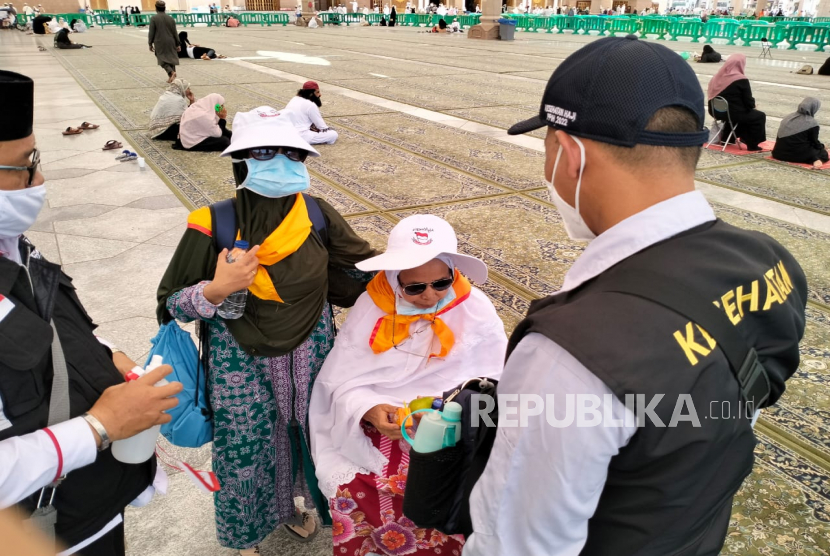 Petugas kesehatan haji Indonesia yang berjaga di sektor khusus Masjid Nabawi membagi makanan miliknya untuk jamaah haji yang terlihat lelah dan lapar. Jatah makan siang petugas kesehatan dibagi semuanya kepada jamaah haji yang datang ke sektor khusus, Kamis (23/6). Distribusikan Makanan Berbahaya untuk Jamaah Haji, Hukuman Berat Menanti