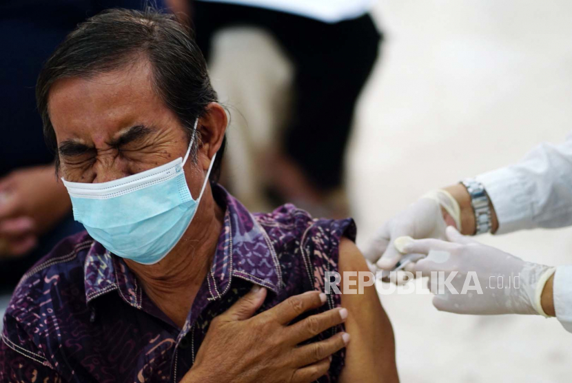 Seorang warga lanjut usia (lansia) mendapatkan suntikan vaksin Sinovac di Belle Li Mbui, Kota Gorontalo, Gorontalo, Rabu (19/5/2021).  Usai disuntik vaksin, lengan bisa terasa nyeri. 
