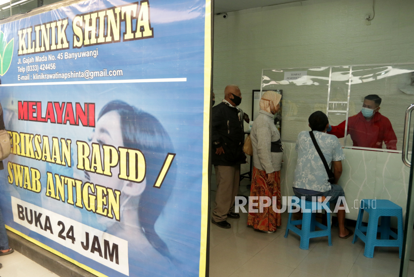 Penumpang dari Pulau Bali melakukan rapid test di Pelabuhan Ketapang Banyuwangi, Jawa Timur, Ahad (2/5/2021). Warga yang melakukan perjalanan dari pulau Bali menuju pulau Jawa tanpa dilengkapi surat kesehatan diwajibkan untuk melakukan tes COVID-19 di tempat guna memastikan kondisinya dalam keadaan sehat.