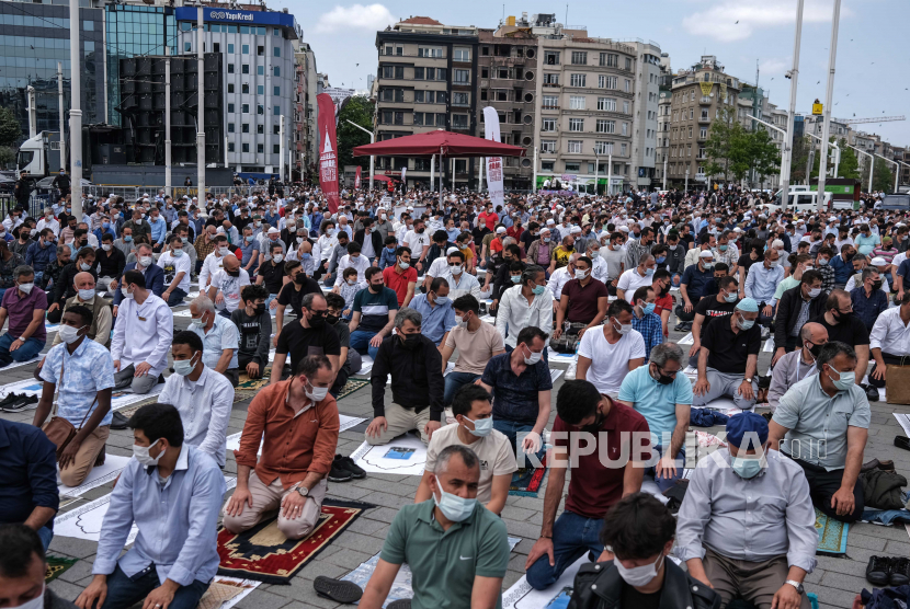 Orang-orang shalat Jumat di depan Masjid Taksim yang baru dibangun di Lapangan Taksim, saat upacara pembukaan masjid di Istanbul, Turki, 28 Mei 2021.
