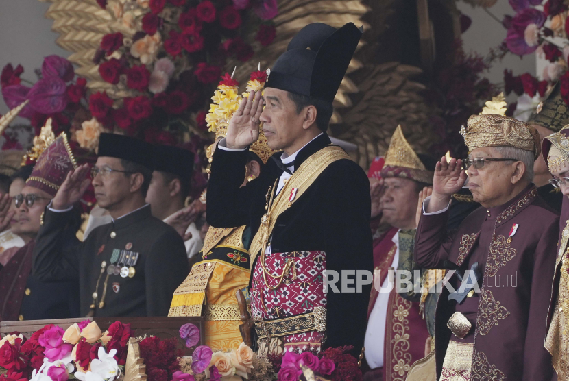 Presiden Joko Widodo (Jokowi) mengenakan pakaian tradisional di sela upacara peringatan HUT ke-78 RI di Istana Merdeka, Jakarta Pusat, Kamis (17/8/2023).