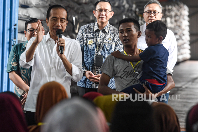 Presiden Joko Widodo (kiri) berdialog dengan warga saat meninjau persedian beras serta menyerahkan bantuan pangan beras cadangan pangan pemerintah kepada Keluarga Penerima Manfaat (KPM) di gudang Bulog, Cibitung, Bekasi, Jawa Barat, Jumat (16/2/2024). Pada kegiatan tersebut Presiden Jokowi mengatakan bantuan beras akan dilanjutkan sampai Juni 2024 dan bantuan akan dilanjutkan terus jika APBN mencukupi. 