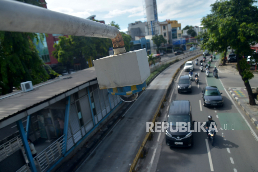 Kamera CCTV terpasang di Jembatan Penyeberangan Orang (JPO), Halte Busway Warung Jati, Jakarta, Selasa (22/11/2022). 