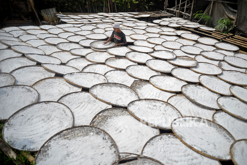 Pekerja disalah satu usaha kecil menjemur bahan olahan dari singkong yang dibuat menjadi tepung tapioka di Cipambuan, Babakan Madang, Kabupaten Bogor, Jawa Barat.