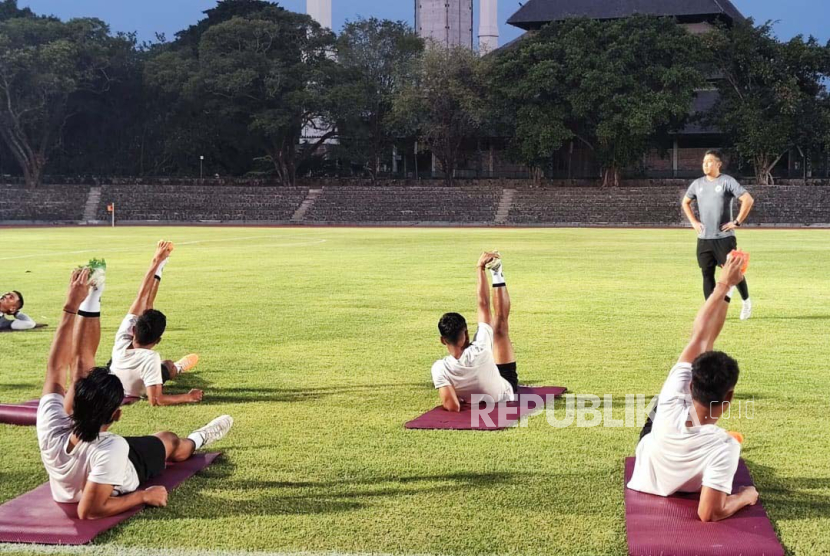 Pesepak bola Timnas U-23 mengikuti sesi latihan perdana di Stadion Sriwedari, Solo, Jawa Tengah, Senin (4/9/2023). Latihan tersebut sebagai persiapan kualifikasi Piala Asia U-23 dimana Timnas Indonesia berada di grup K bersama Chinese Taipei dan Turkmenistan yang akan berlangsung di Stadion Manahan pada 6-12 September 2023. 