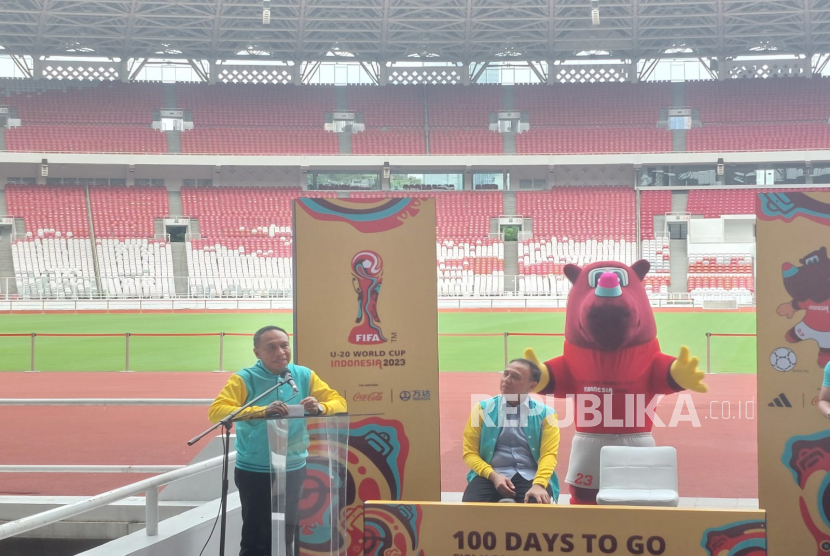 Menpora Zainudin Amali dan Ketum PSSI Mochamad Iriawan dalam acara hitung mundur 100 hari menjelang Piala Dunia U-20 2023 di Stadion Utama Gelora Bung Karno, Jakarta, Kamis (9/2/2023). 