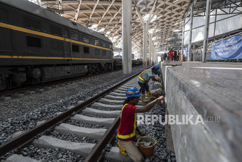 Pekerja menyelesaikan proyek pembangunan stasiun (ilustrasi)