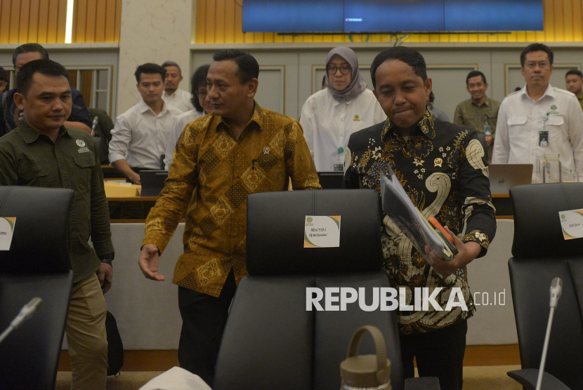 Menteri Kehutanan Raja Juli Antoni bersama dengan Wakil Menteri Kehutanan Rohmat Marzuki bersiap mengikuti rapat kerja bersama Komisi IV DPR di Kompleks Parlemen, Senayan, Jakarta, Kamis (4/12/2025). Rapat kerja tersebut membahas mengenai bencana banjir dan longsor yang melanda beberapa daerah di Sumatera.