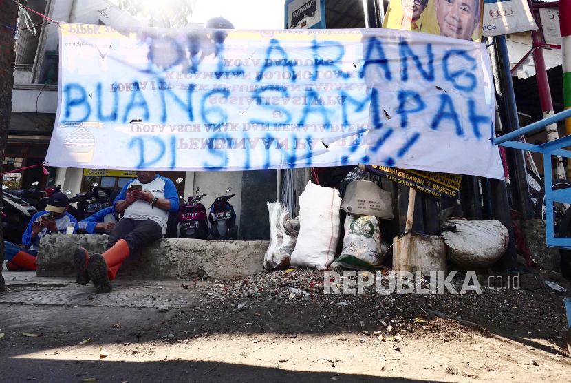 Spanduk larangan membuang sampah di kawasan Jamika, Kota Bandung, Jumat (1/9/2023). Pengumuman serupa terpampang di beberapa sudut Kota Bandung. Menyusul terhentinya pengangkutan sampah ke TPS dan TPA banyak warga yang menumpukan sampahnya di TPS liar.