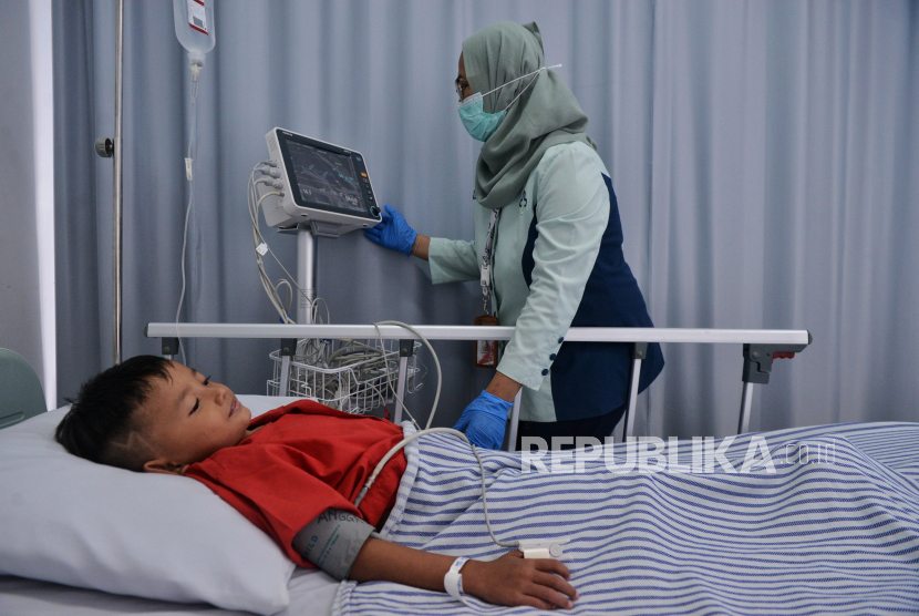 Perawat mengecek tensi darah pasien demam berdarah dengue di RSUD Tamansari, Jakarta Barat, Jumat (8/3/2024). 