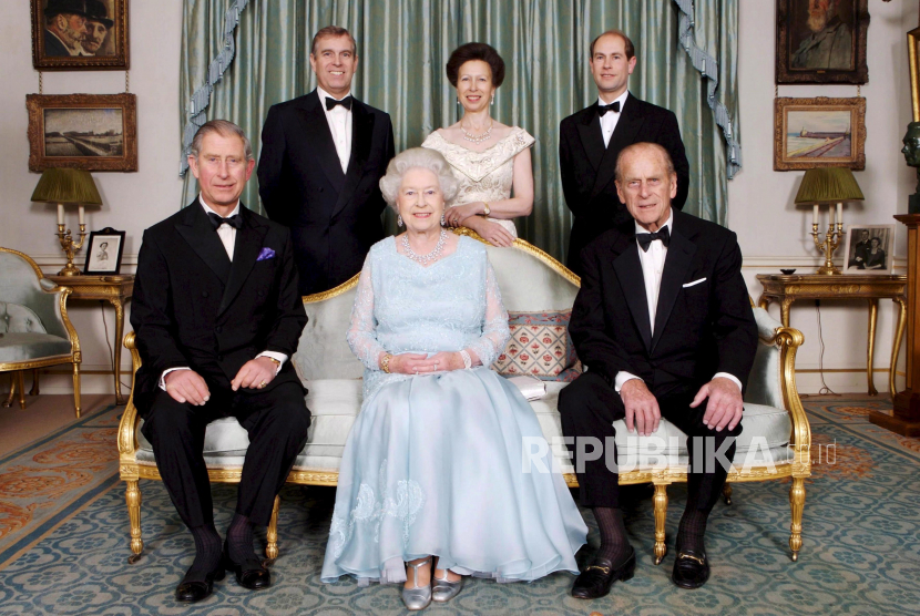 Pangeran Philip Lamar Ratu Elizabeth Lewat Surat ke Ibu Ratu. Pangeran Philip bersama Ratu Elizabeth II dan keempat anak mereka.