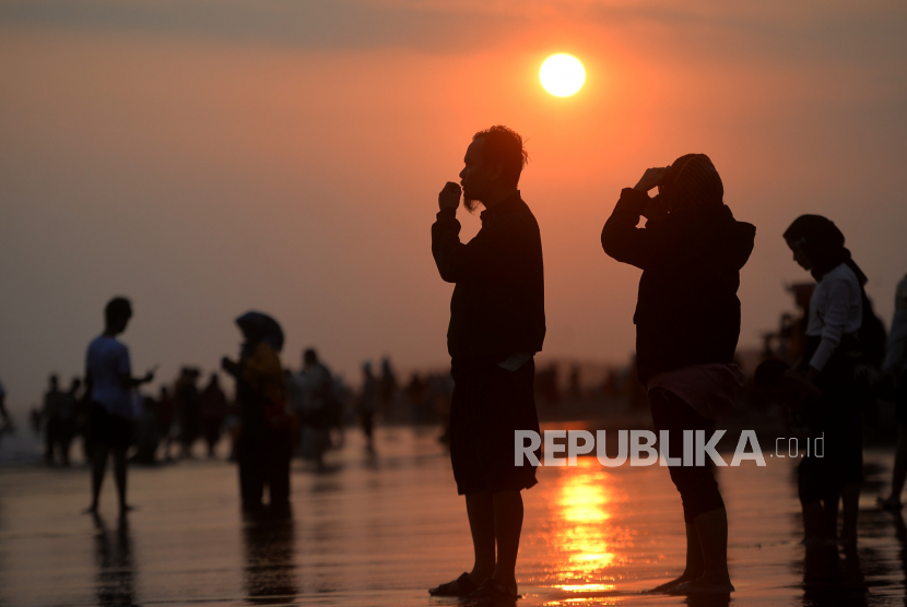 Wisatawan memadati kawasan wisata saat senja di Pantai Parangtritis, Yogyakarta, Kamis (1/6). BPS mencatat kunjungan wisman capai 865 ribu.