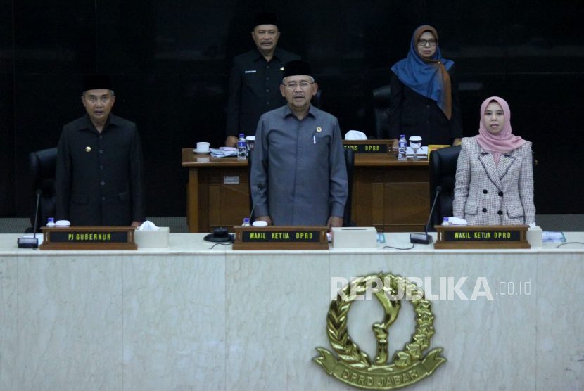 Pj Gubernur Jawa Barat Bey Machmudin (kiri) Wakil Ketua DPRD Jabar Achmad Ruyat dan Ineu Purwadewi saat Rapat Paripurna di Gedung DPRD Jawa Barat, Kota Bandung, Jumat (20/10/2023). 