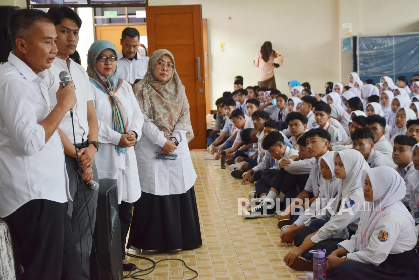 Pj Gubernur Jawa Barat Bey Machmudin menyampaikan keterangan pers usai meninjau Masa Pengenalan Lingkungan Sekolah (MPLS) di SMKN 1 Bandung, Jalan Wastukancana, Kota Bandung, Rabu (17/7/2024). Dalam kesempatan itu Bey berpesan agar kegiatan MPLS menyenangkan tidak ada perilaku kekerasan dan perundungan. Semua siswa baru bergembira, membangun karakter dan menanamkan nilai-nilai kejujuran serta tanggung jawab.