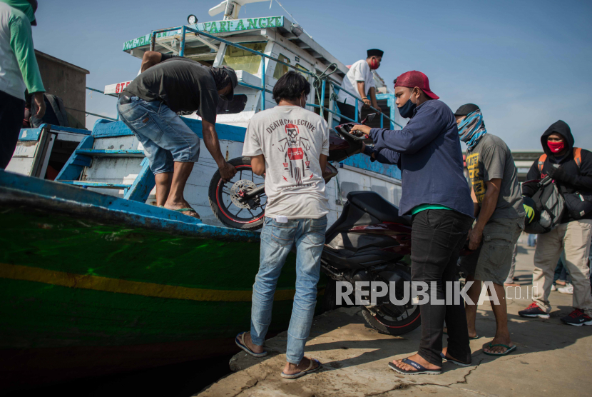 Sejumlah penumpang menaiki kapal penyeberangan di Pelabuhan Kali Adem, Jakarta Utara, Sabtu (20/6)