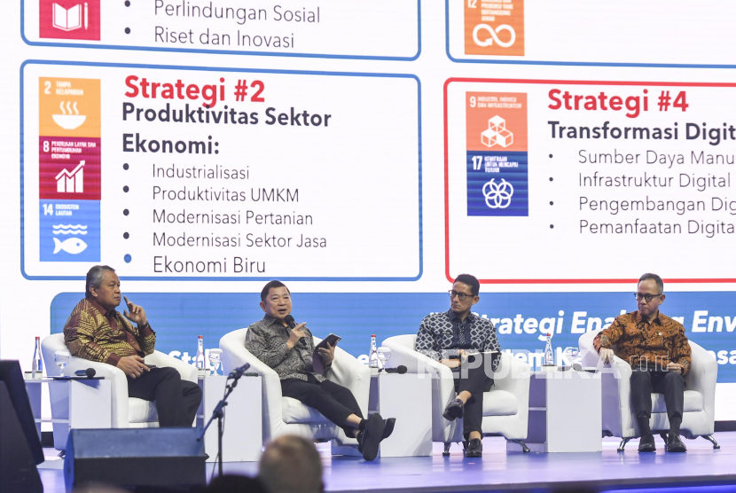 Menteri PPN/Kepala Bappenas Suharso Monoarfa (kedua kiri) bersama Gubernur Bank Indonesia (BI) Perry Warjiyo (kiri), Menparekraf Sandiaga Uno (kedua kanan) dan Ketua Otoritas Jasa Keuangan (OJK) Mahendra Siregar (kanan) menjadi pembicara pada Festival Ekonomi Keuangan Digital Indonesia (FEKDI) 2023 di Jakarta Convention Center, Jakarta, Senin (8/5/2023). Ajang etalase inovasi produk dan layanan serta sinergi kebijakan ekonomi dan keuangan digital yang diselenggarakan oleh Bank Indonesia dan Kemenko Perekonomian itu mengangkat tema Synergy and Innovation of Digital Economy: Fostering Growth yang digelar pada 7-10 Mei.