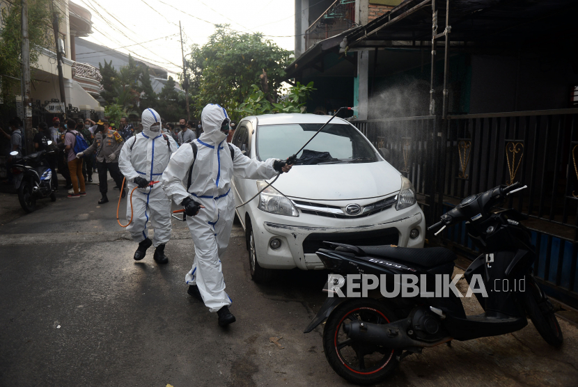 [Ilustrasi] Petugas kepolisian melakukan penyemprotan disinfektan di Petamburan III, Jakarta. 