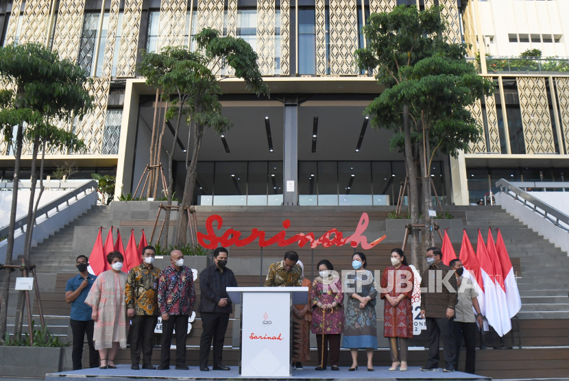 Presiden Joko Widodo (tengah) disaksikan Presiden kelima RI Megawati Soekarnoputri (keempat kanan), Menteri BUMN Erick Thohir (keempat kiri), Ketua DPR Puan Maharani (ketiga kanan), Menteri Koperasi dan UKM Teten Masduki (ketiga kiri), Seskab Pramono Anung (kanan), Direktur Utama Sarinah Fetty Kwartati (kiri) dan Wakil Gubernur DKI Jakarta Ahmad Riza Patria (kedua kiri) menandatangani prasasti saat peresmian Transformasi Sarinah di Jakarta, Kamis (14/7/2022). Presiden meresmikan transformasi pusat perbelanjaan tertua di Indonesia, Sarinah usai direnovasi. 