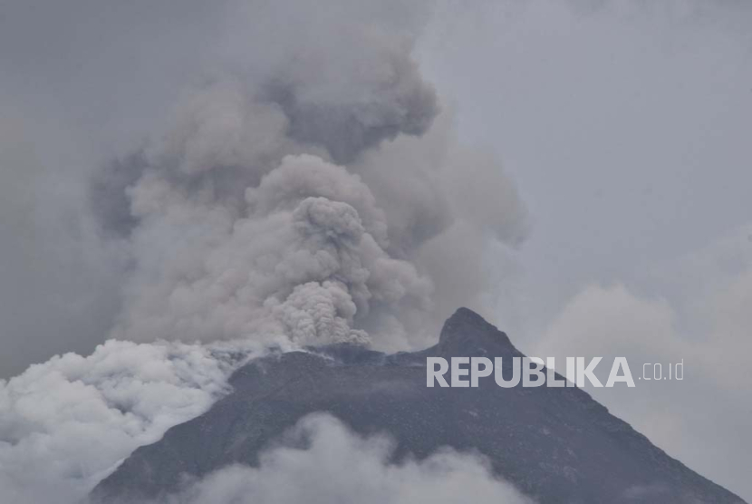  Gunung Lewotobi Laki-Laki memuntahkan material vulkanik dari kawahnya saat terjadi letusan di Flores Timur, Indonesia, Ahad, (14/1/2024).