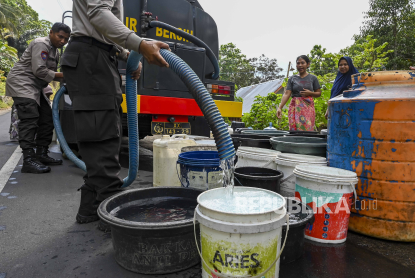 Aparat kepolisian menyalurkan air bersih di Lombok Tengah (ilustrasi). BPBD menyatakan, wilayah kekeringan di Lombok Tengah meluas.