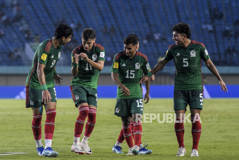Sejumlah pemain Timnas Meksiko melakukan selebrasi pada pertandingan babak penyisihan Grup F Piala Dunia U17 2023 di Stadion Si Jalak Harupat, Kabupaten Bandung, Jawa Barat, Sabtu (18/11/2023). 