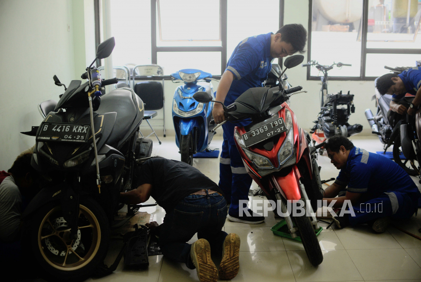 Sejumlah peserta mengikuti pelatihan service sepeda motor di Rumah Susun Pengadegan, Jakarta, Selasa (7/3/2023). Pelatihan kerja diperbanyak di Kota Yogyakarta dalam rangka menangani kemiskinan.