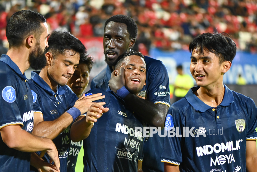 Pesepak bola Persita Eber Bessa (tengah) berselebrasi bersama rekan setimnya usai mencetak gol ke gawang Bali United saat pertandingan Liga 1 2024/2025 di Stadion Kapten I Wayan Dipta, Gianyar, Bali, Ahad (2/3/2025). Pertandingan berakhir imbang dengan skor 1-1. Gol Persita dicetak Eber Bessa di menit ke-27. Sedangkan satu gol Bali United merupakan gol bunuh diri pemain Persita Sandro Anibal di menit 71.