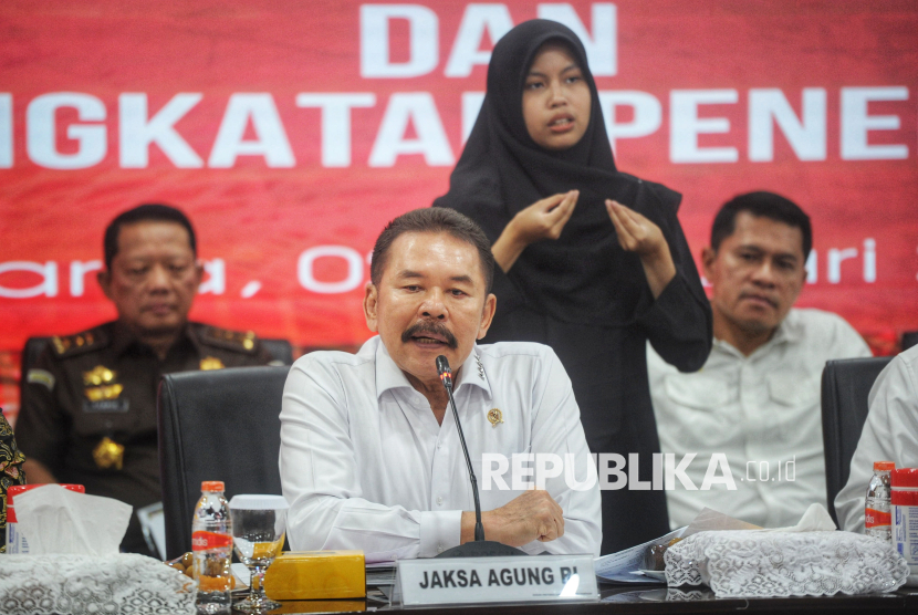 Jaksa Agung ST Burhanuddin menyebut ada pejabat Kementerian Lingkungan Hidup dan Kehutanan (KLHK) yang menjadi tersangka.