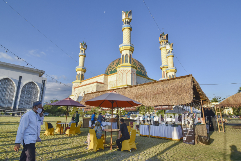 Sejumlah pengunjung berada di area bazar Pesona Khazanah Ramadhan 2021 yang digelar di Islamic Center NTB di Mataram, NTB, Kamis (22/4/2021). Pesona Khazanah Ramadhan sebagai acara tahunan pariwisata NTB selama bulan Ramadhan tersebut mengangkat tema pengembangan ekonomi kreatif yang bertujuan untuk mengenalkan dan membuka kembali pasar hasil kerajinan dan produk lokal asli NTB di tengah pandemi COVID-19.