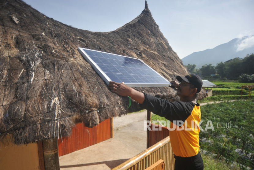 Petani memasang panel tenaga surya di kawasan pertanian Le Marsi di Nagari Pandai Sikek, Kabupaten Tanah Datar, Sumatera Barat. Energi terbarukan dimanfaatkan petani untuk memenuhi kebutuhan penerangan saat malam hari dan mengisi daya alat-alat pertanian dan ruang pengemasan sayuran. 