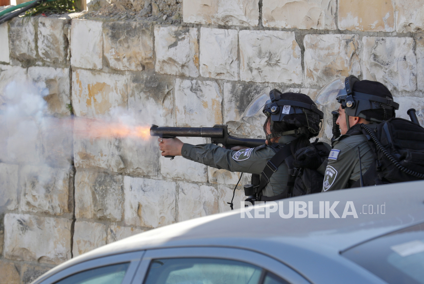  Polisi Israel menembakkan tabung gas air mata saat bentrok dengan warga Palestina di lingkungan Silwan di Yerusalem Timur, Jumat (3/3/2023). Bentrokan pecah antara warga Palestina dan polisi Israel setelah shalat Jumat, saat protes terhadap meningkatnya perintah pembongkaran rumah terhadap warga Palestina. 
