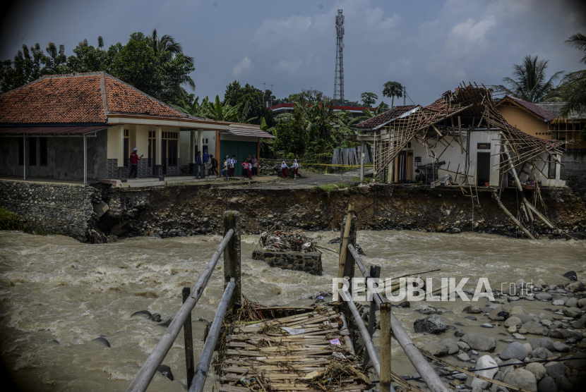 Banjir Bandang Di Jasinga Akibat Meluapnya Sungai Cidurian Republika Online 2338