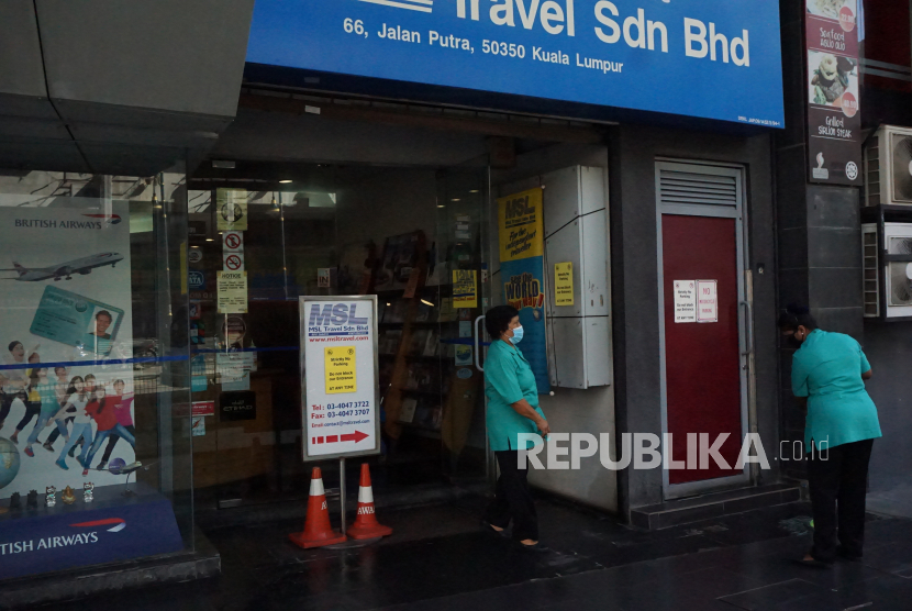 Karyawan membersihkan kantor sebuah agen perjalanan di Jalan Putra, Kuala Lumpur, Malaysia Senin (4/5/2020). Pada hari pertama pembukaan kembali aktivitas bisnis dalam fase Perintah Kawalan Pergerakan Bersyarat (PKPB) dimulai dengan norma baru pencegahan COVID-19