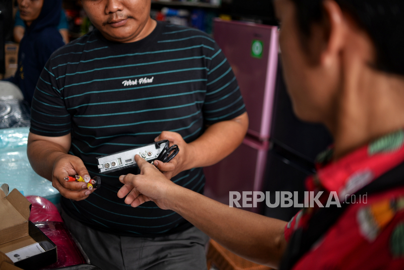 Warga membeli set top box (STB) untuk migrasi dari TV analog ke TV digital di salah satu toko elektronik di kawasan Kramat Jati, Jakarta Timur, Rabu (9/11/2022). Migrasi ke TV Digital Dimulai, Pemprov Jatim Awasi Harga STB