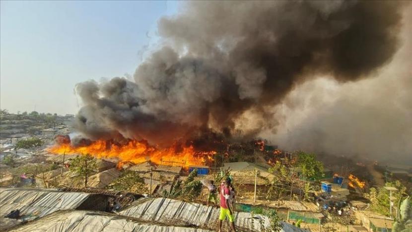 Para penyelidik mewawancarai 75 orang, termasuk setidaknya 50 warga Rohingya, yang mengklaim bahwa kelompok Rohingya yang bersaing membakar tenda.
