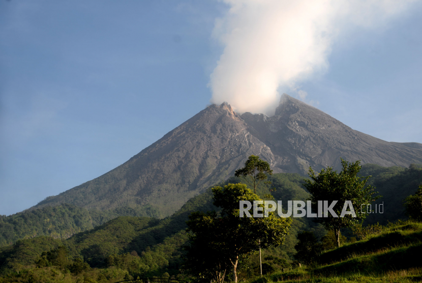 Gunung Merapi Pascaerupsi. Asap solfatara masih terlihat di puncak Gunung Merapi.