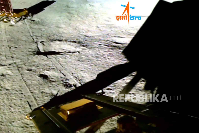 Para insinyur dari Organisasi Riset Antariksa India (ISRO) telah memulai upaya untuk membangunkan pendarat dan penjelajah bulan Chandrayaan-3/ilustrasi