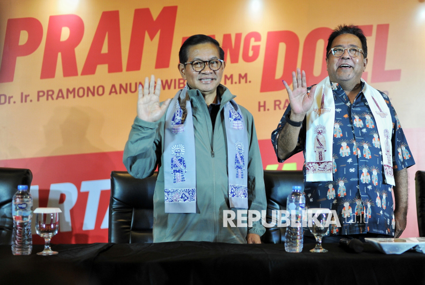 Pramono Anung (kiri) dan Rano Karno (kanan) berfoto bersama usai menyampaikan konferensi pers terkait perhitungan cepat Pilkada 2024 di Jakarta, Rabu (27/11/2024).