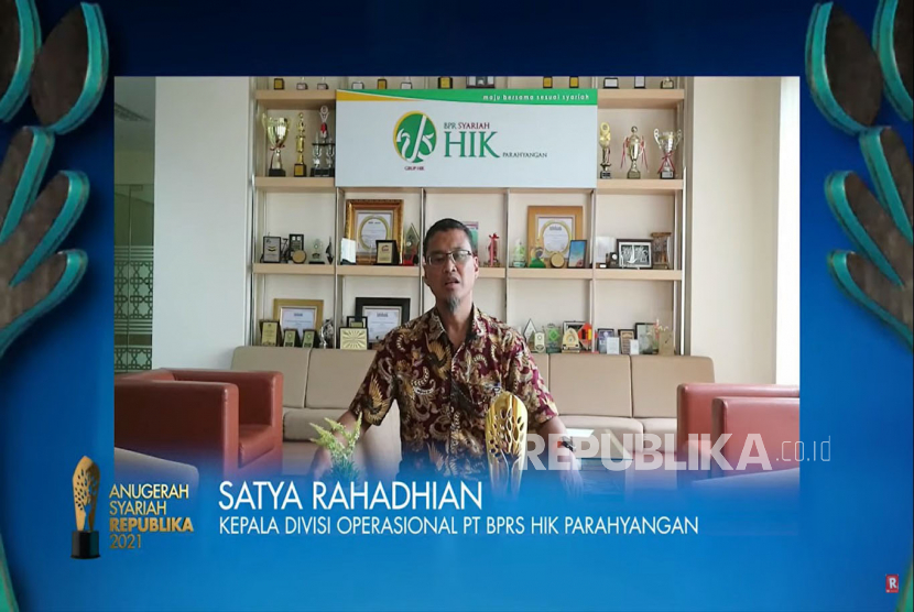 Kepala Divisi Operasional PT BPRS HIK Parahyangan Satya Rahadhian memberikan sambutan dalam acara Anugerah Syariah Republika (ASR) 2021 yang diselenggarakan secara daring di Jakarta, Rabu (8/12).Prayogi/Republika.